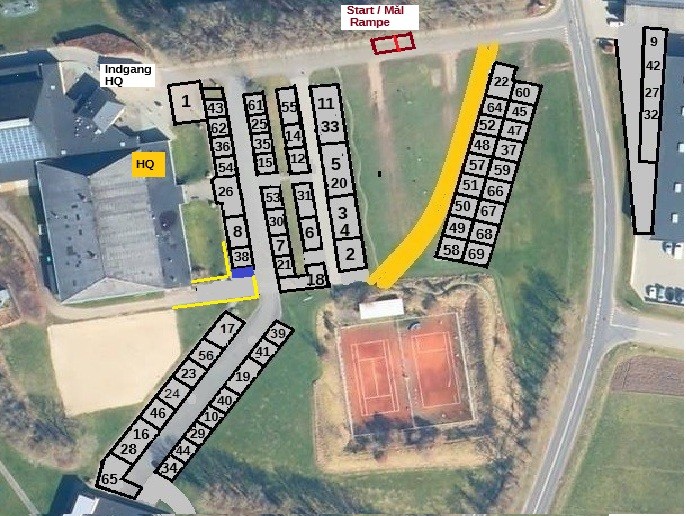 Oversigt over servicepladsen ved Rally Stoholm med pladsnumre, start/mål rampe og HQ